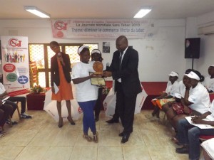 Remise du 1er prix par M. Pascal Awono, représentant du Ministre de la Santé Public